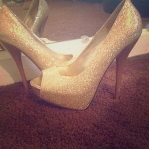 Sexy gold heels! 👠✨🔥