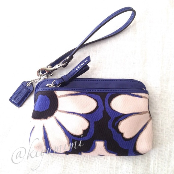 🌼Coach Poppy Floral Scarf Print Wristlet🌼