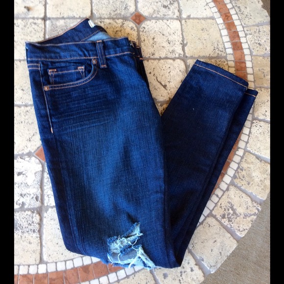J Brand dark distressed Skinnys Torn DKV