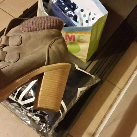 Women's Boots - Picture 3 of 4