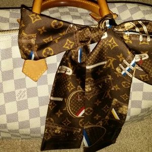 selling purse only !! Scarf gone...
