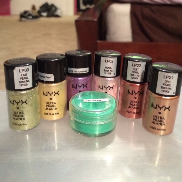 7 NYX Pearl Loose Shadows