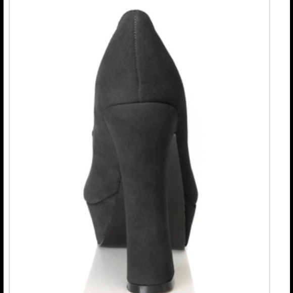 Scooped Vamp Suede Almond-toe Pumps - Picture 2 of 4