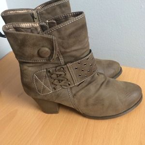 Light brown size 8 boots