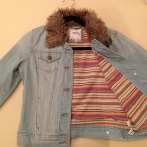 Super cute fur collared denim jacket. Size S