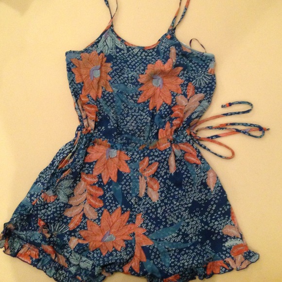 SOLD🚫🚫🚫🚫Floral romper. Size S