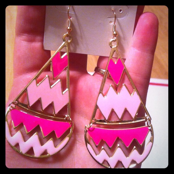 Chevron earrings in pink - Picture 1 of 1