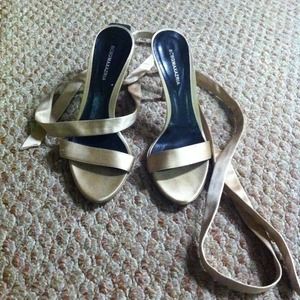 BCBG satin sandals💋