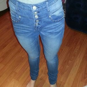 High-waisted jeans