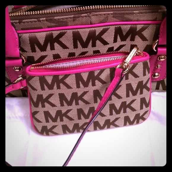 SOLD to the lovely @kimburgis6 MK wristlet💜💖