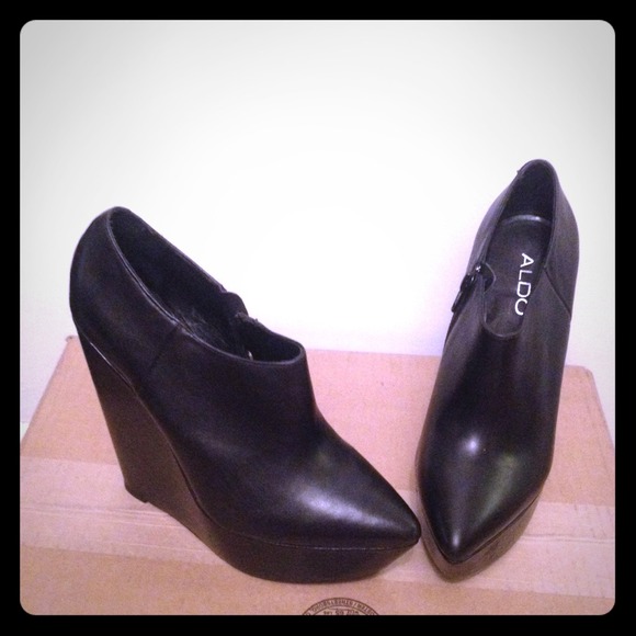 On sale!!!! Never worn, cute with many outfits!!!