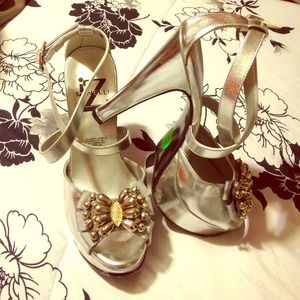 Liza Minnelli silver Bow gem stone heels