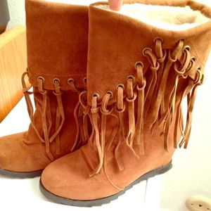 Medium-Length Boots with Leather Tassels