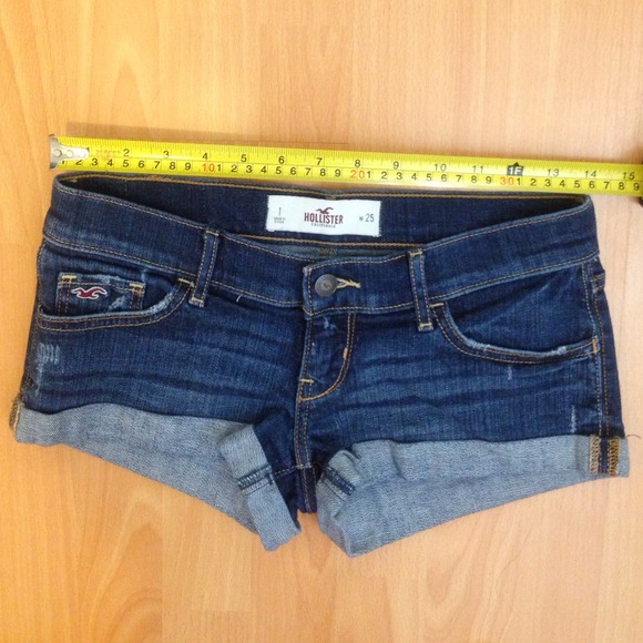 ⛔️SOLD⛔️Hollister Denim Shorts - Picture 3 of 3