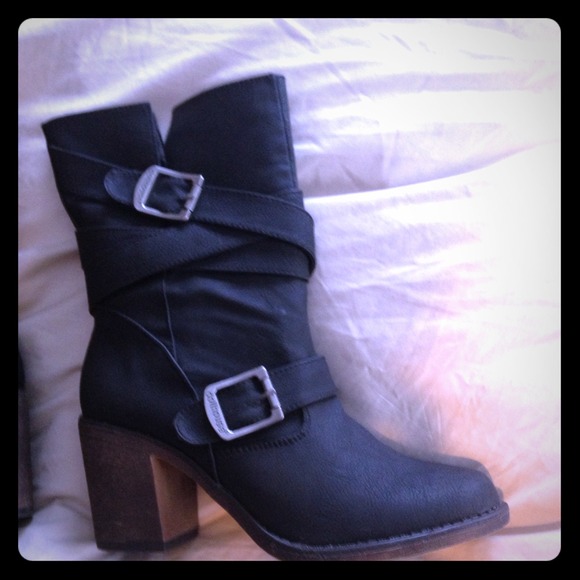 Brand new black boots.
