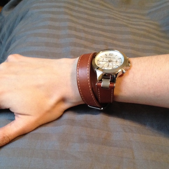 ❌SOLD❌Michael Kors double leather wrap watch - Picture 3 of 4