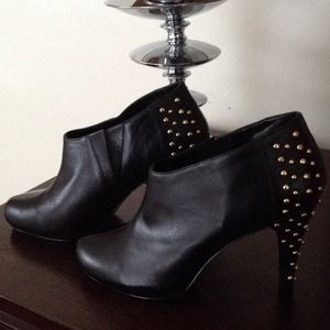 Steve Madden Blk studded booties