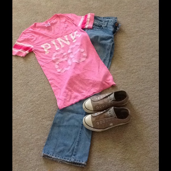 ❌SOLD❌VS Pink vneck tshirt