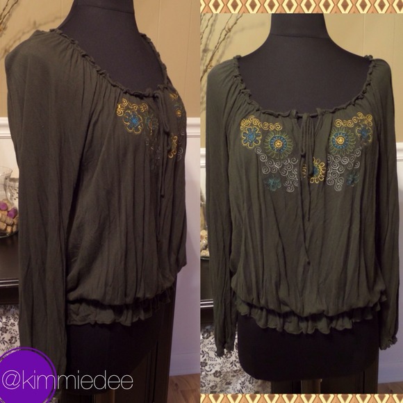 Tops - ❌BUNDLED❌Olive embroidered peasant blouse