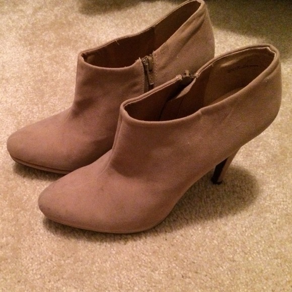 Size 10 barely worn suede feel Mixx booties.