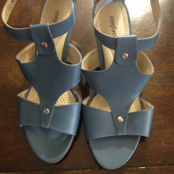 Petty Blue leather shoes .