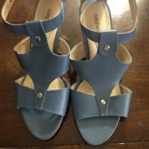 Petty Blue leather shoes .