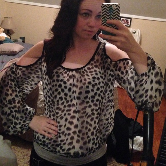 🔴SOLD🔴 Cheetah top - Picture 2 of 4