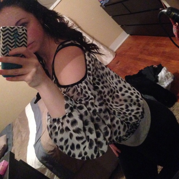 🔴SOLD🔴 Cheetah top - Picture 3 of 4