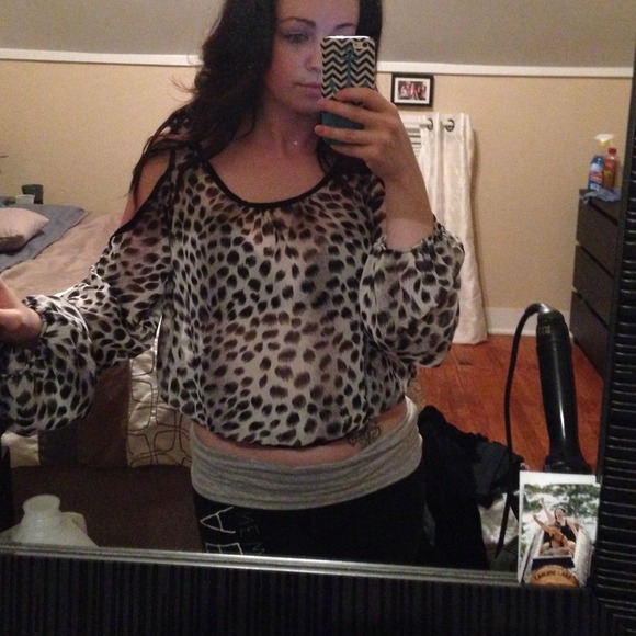 🔴SOLD🔴 Cheetah top - Picture 4 of 4