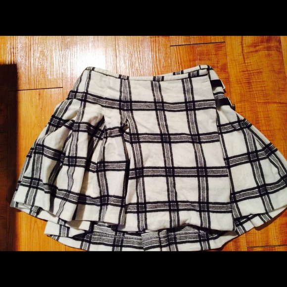 Cute plaid mini skirt with side buckles