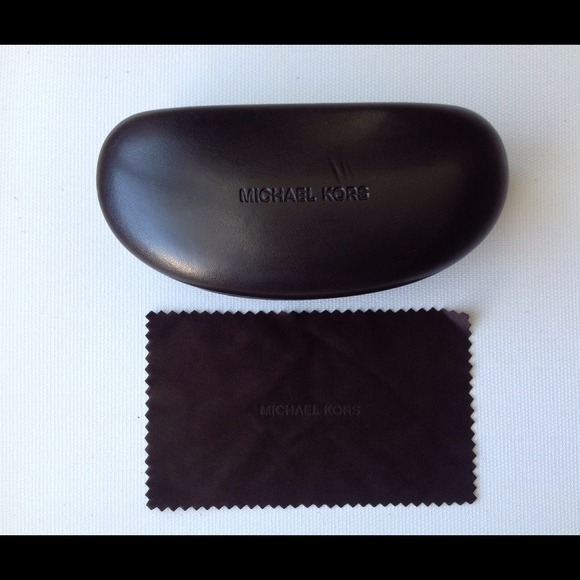 *SOLD* @cheli-mo Auth. Michael Kors  case w/ cloth