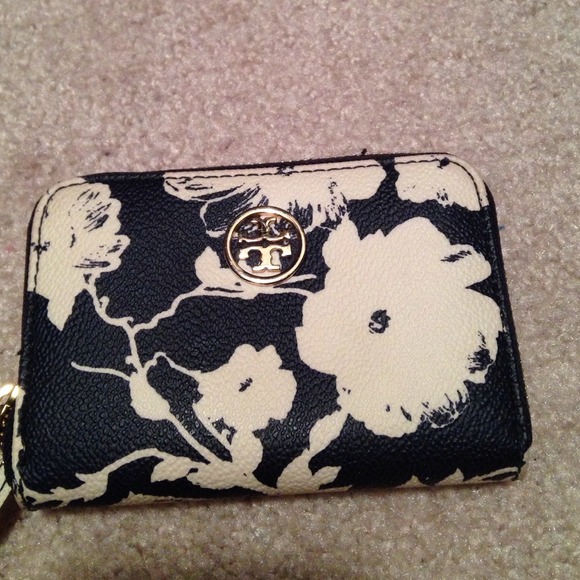 🚫SOLD🚫Authentic Tory burch continental wallet