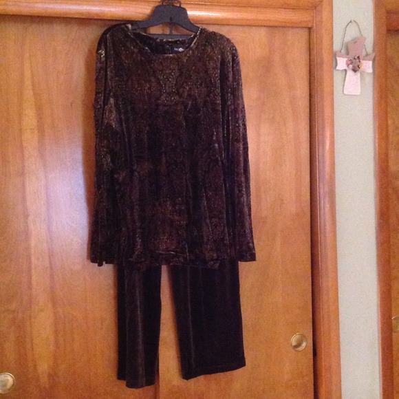 SOLD IN BUNDLE. Green velvet 2 piece pants set.