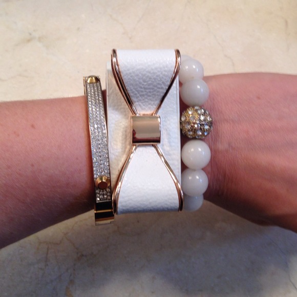 ❌ Sold in bundle ❌ White & gold bow wrap bracelet.