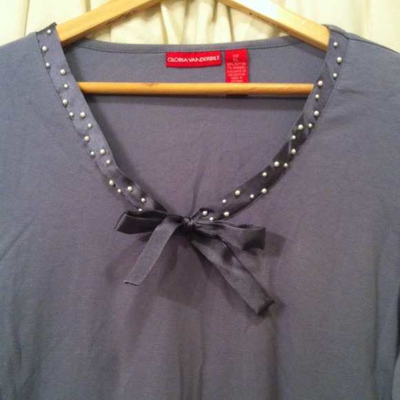 🎉New Listing🎉Gray Long sleeved top Fancy