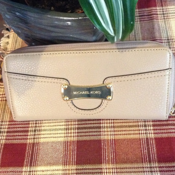 MICHAEL Michael Kors Clutches & Wallets - SOLD!   MICHAEL KORS SARATOGA CONTINENTAL WALLET