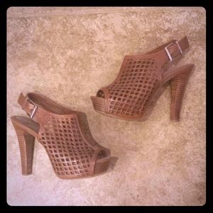 SUPER cute chunky heel sandle!