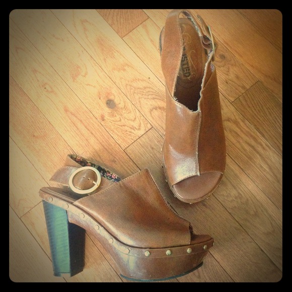 Unlisted by Kenneth Cole east side peep toe clog.