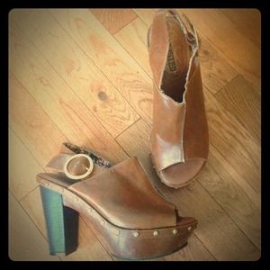 Unlisted by Kenneth Cole east side peep toe clog.