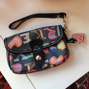 👛💜 Authentic dooney and bourke wristlet