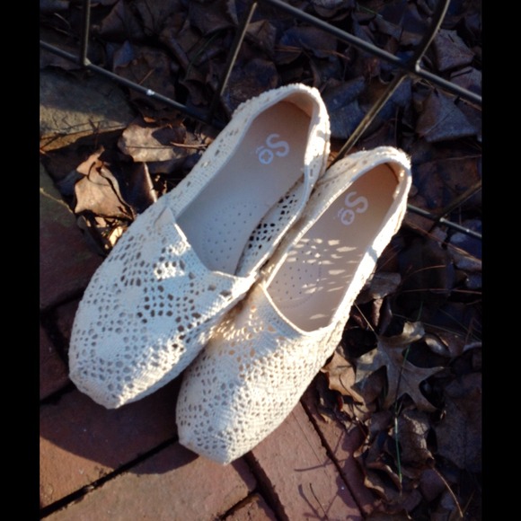 💝SOLD 💝Crochet slip ons from Khols 7.5 - Picture 4 of 4