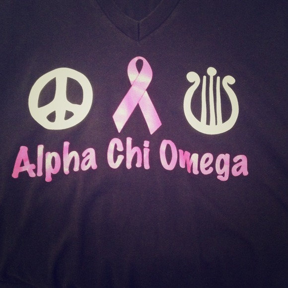 Adorable axo V-neck t shirt! ⭐️