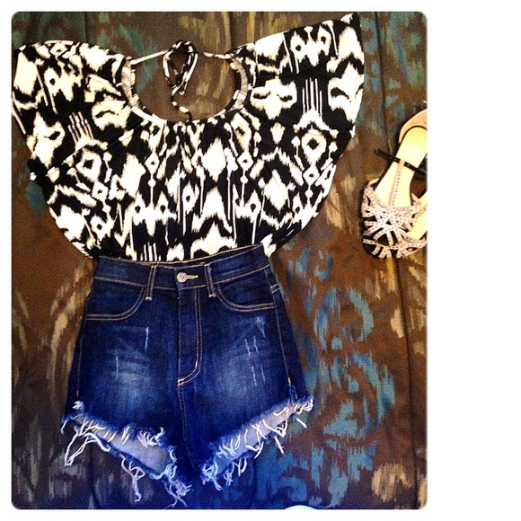 Tops - 🎀black & white print top🎀