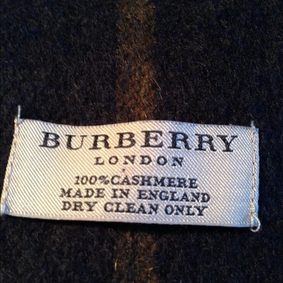 BRAND NEW BURBERRY SCARF!! - Picture 2 of 3
