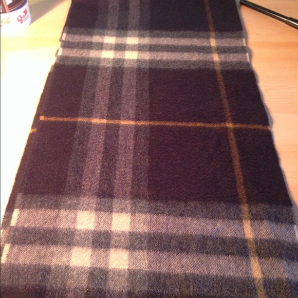 BRAND NEW BURBERRY SCARF!! - Picture 3 of 3
