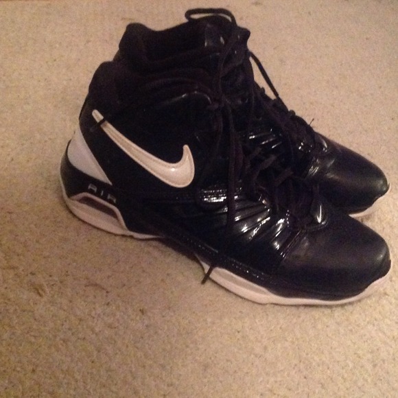 Nike black and white woman's basketball sneakers