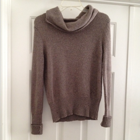 causal coul neck sweater