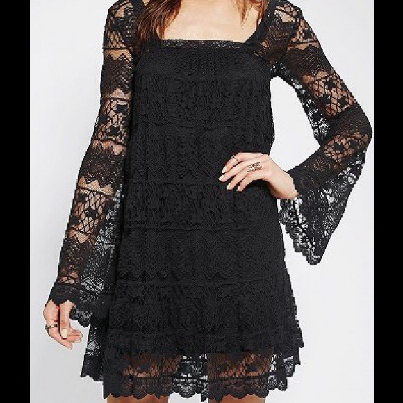 ❤️️SOLD ❤️UO Swinging 60s Bell Sleeve Lace Dress