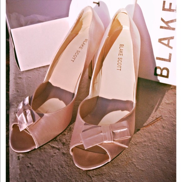 Like New! Blake Scott Champagne Pumps!