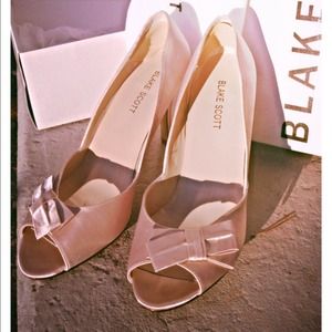 Like New! Blake Scott Champagne Pumps!